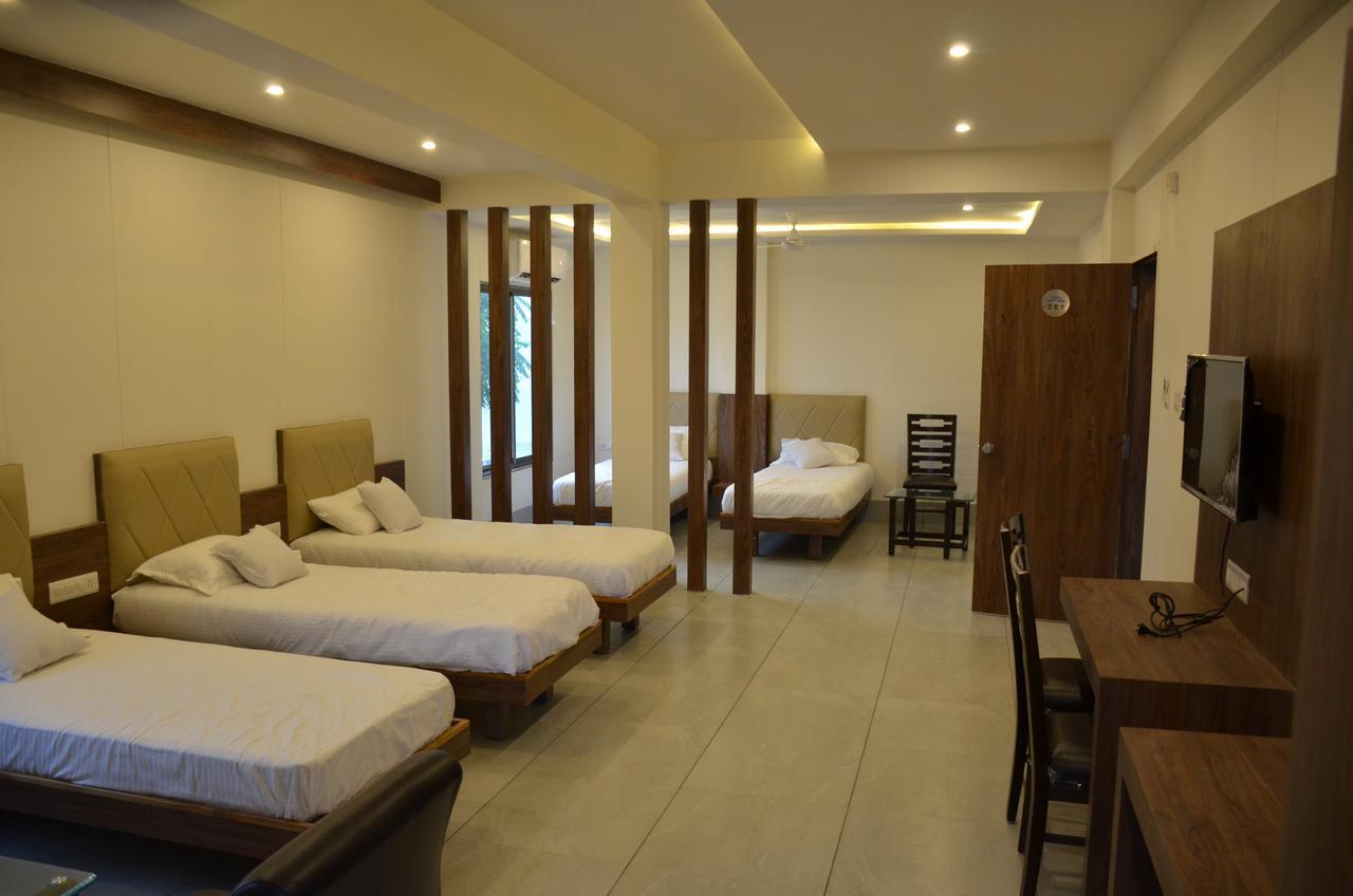 Apple Residency Hotel Pātan Buitenkant foto
