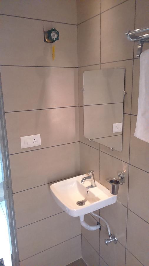 Apple Residency Hotel Pātan Buitenkant foto