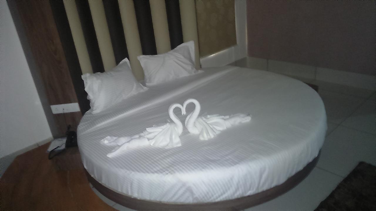 Apple Residency Hotel Pātan Buitenkant foto