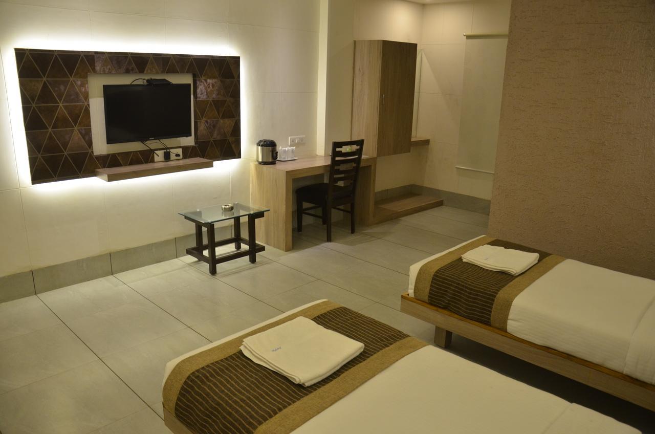 Apple Residency Hotel Pātan Buitenkant foto