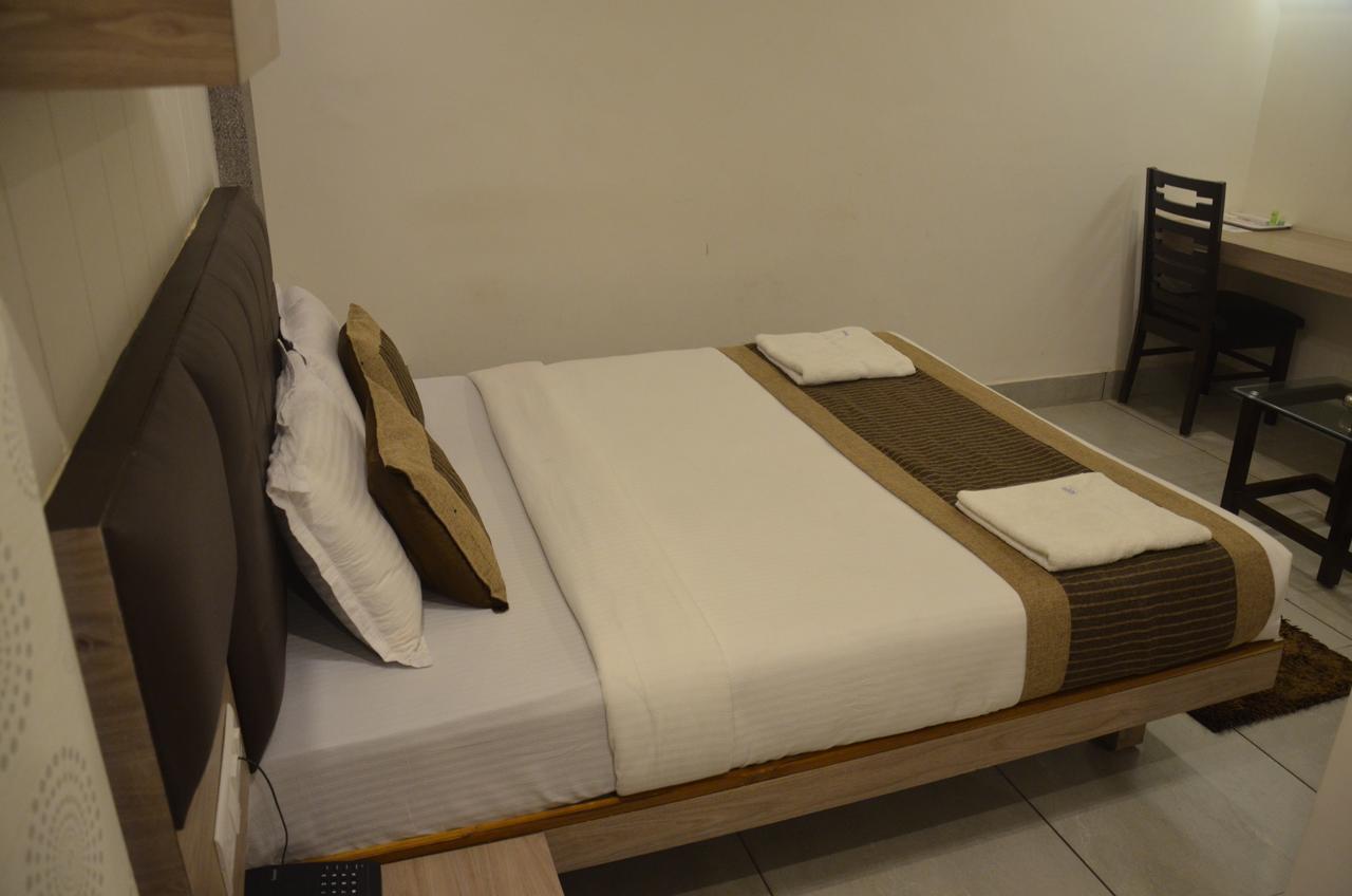 Apple Residency Hotel Pātan Buitenkant foto