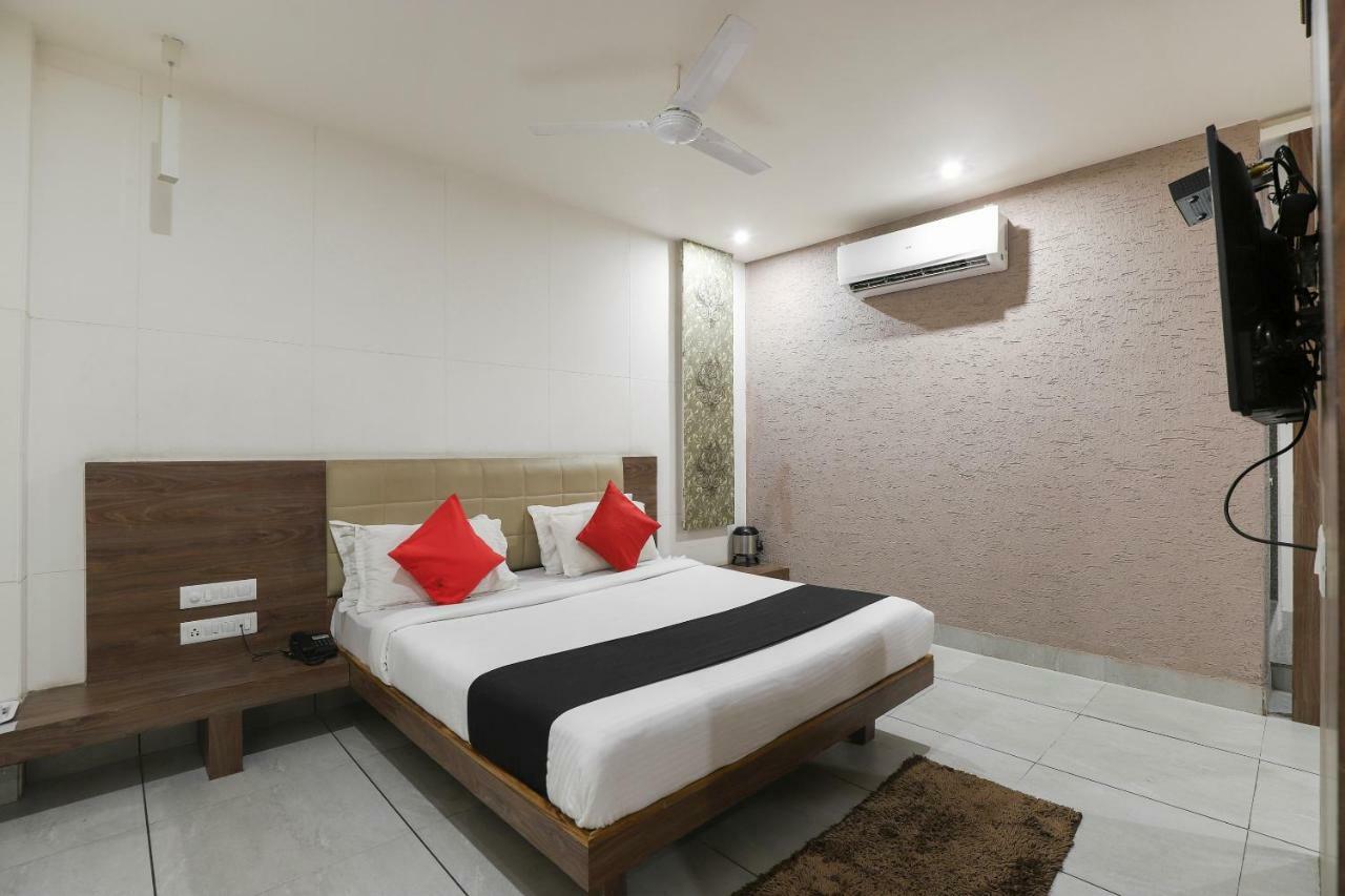 Apple Residency Hotel Pātan Buitenkant foto