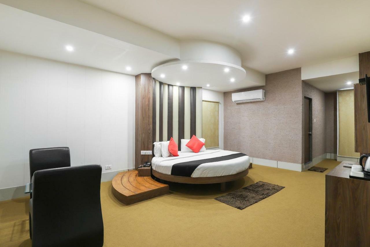 Apple Residency Hotel Pātan Buitenkant foto