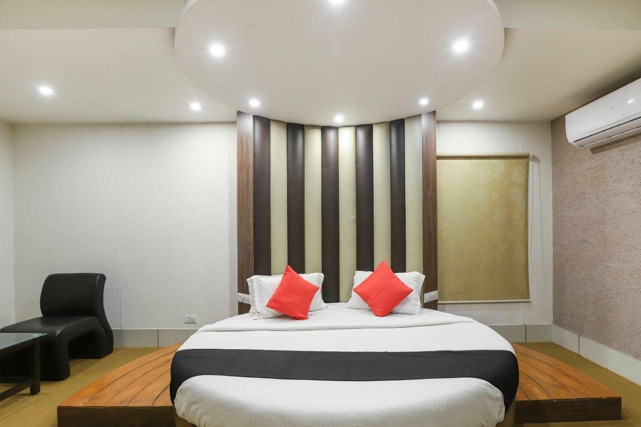 Apple Residency Hotel Pātan Buitenkant foto