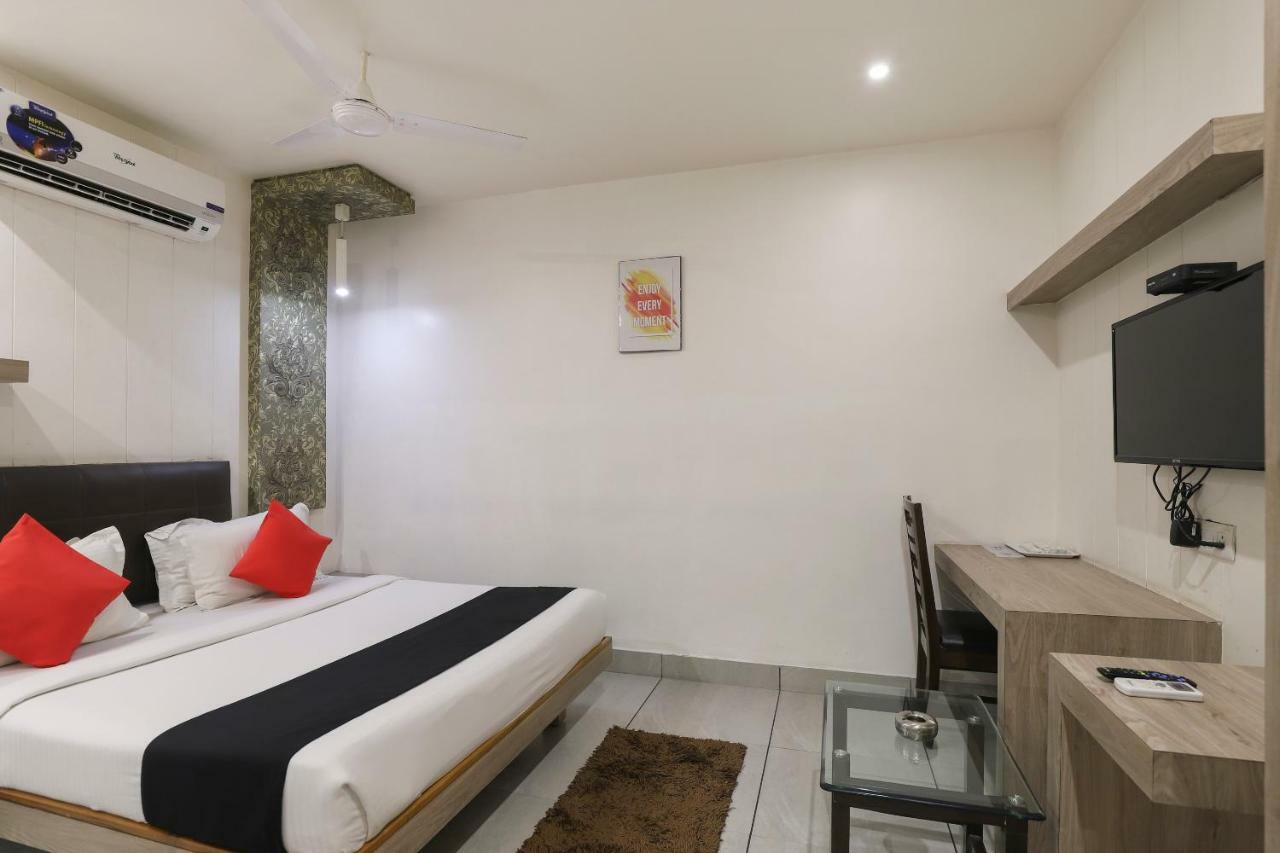 Apple Residency Hotel Pātan Buitenkant foto