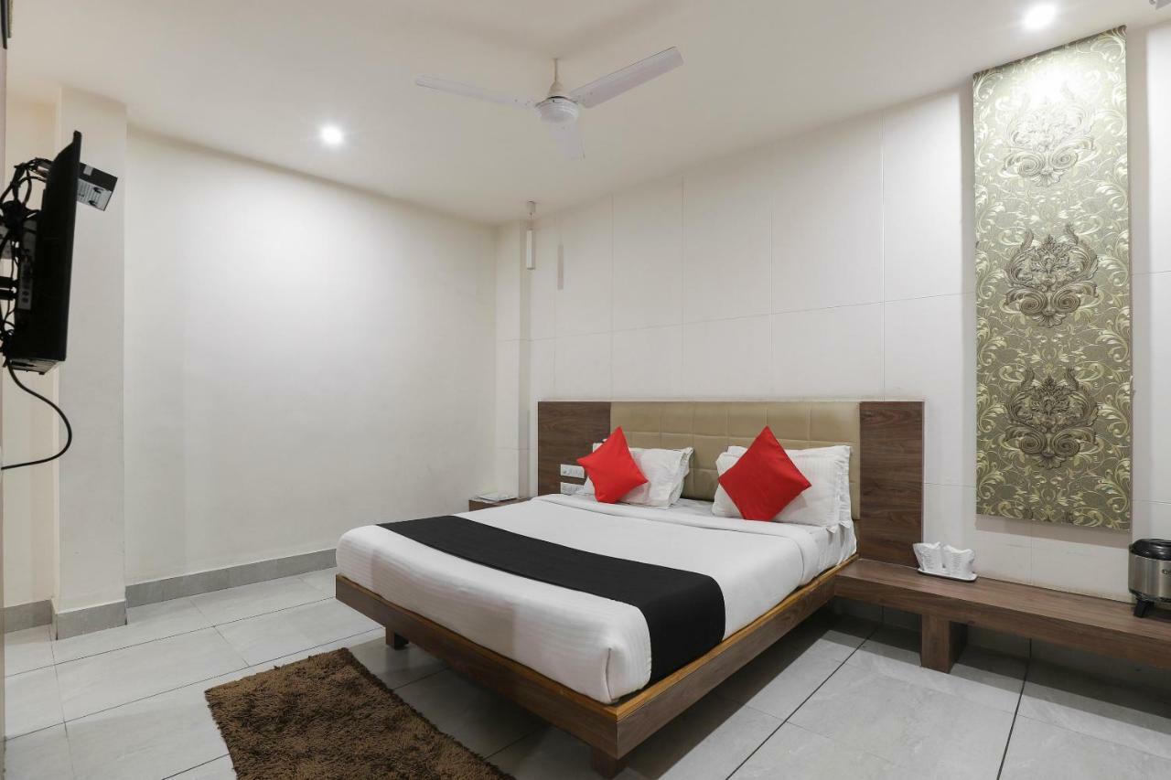 Apple Residency Hotel Pātan Buitenkant foto