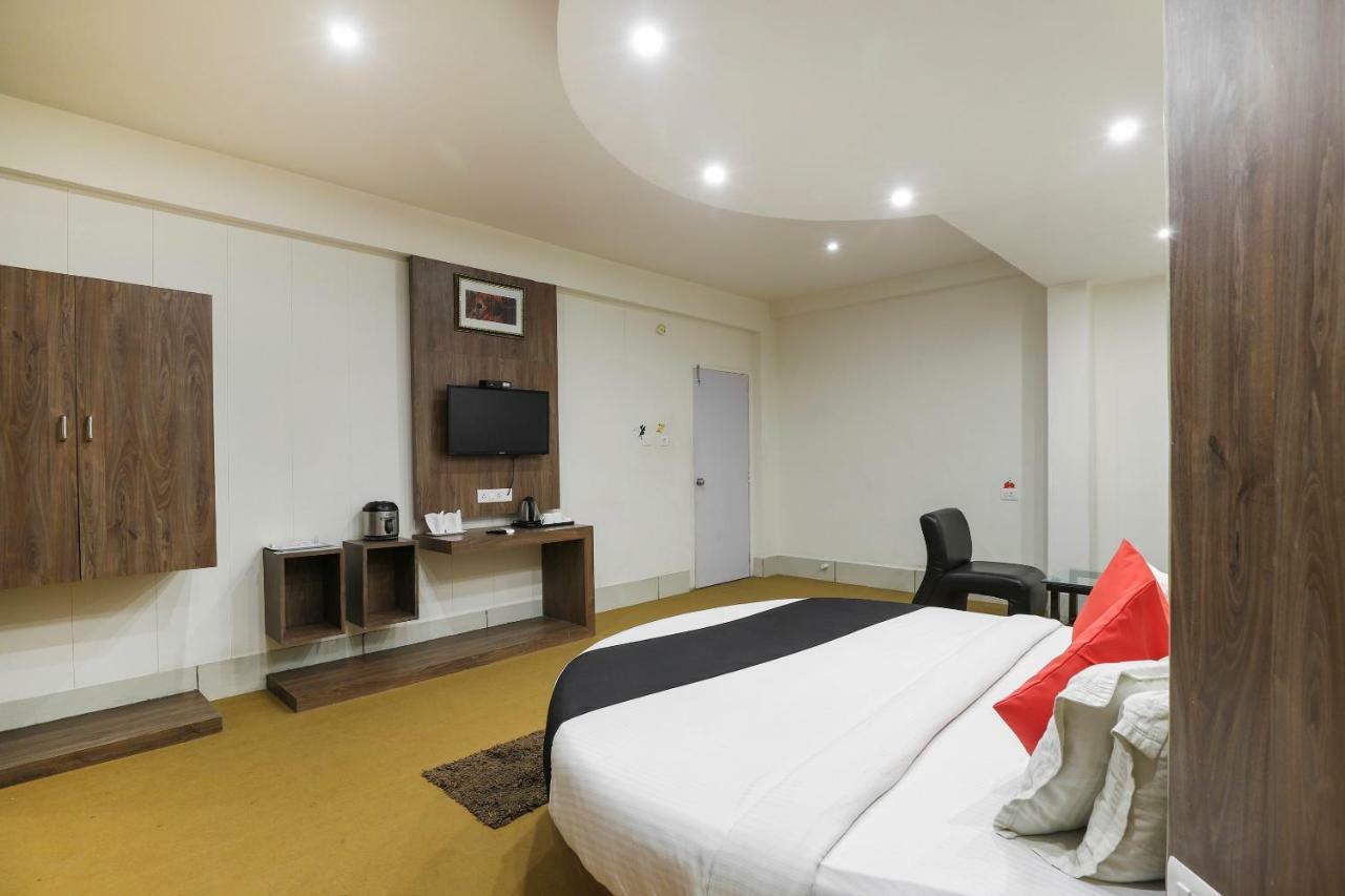 Apple Residency Hotel Pātan Buitenkant foto