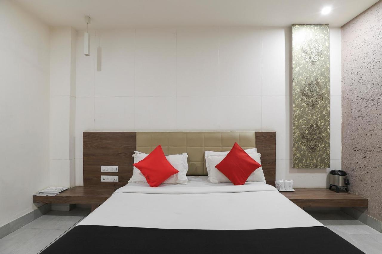 Apple Residency Hotel Pātan Buitenkant foto